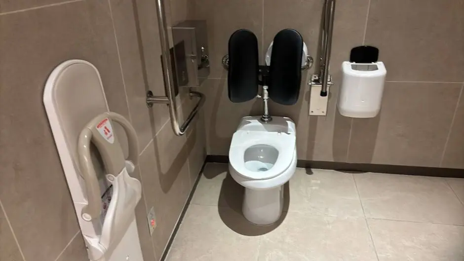 스타필드 시티 부천_장애인화장실 변기