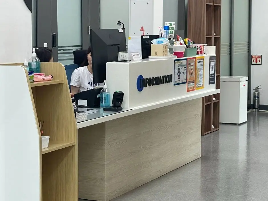 청도도서관_2층 종합자료실 안내데스크