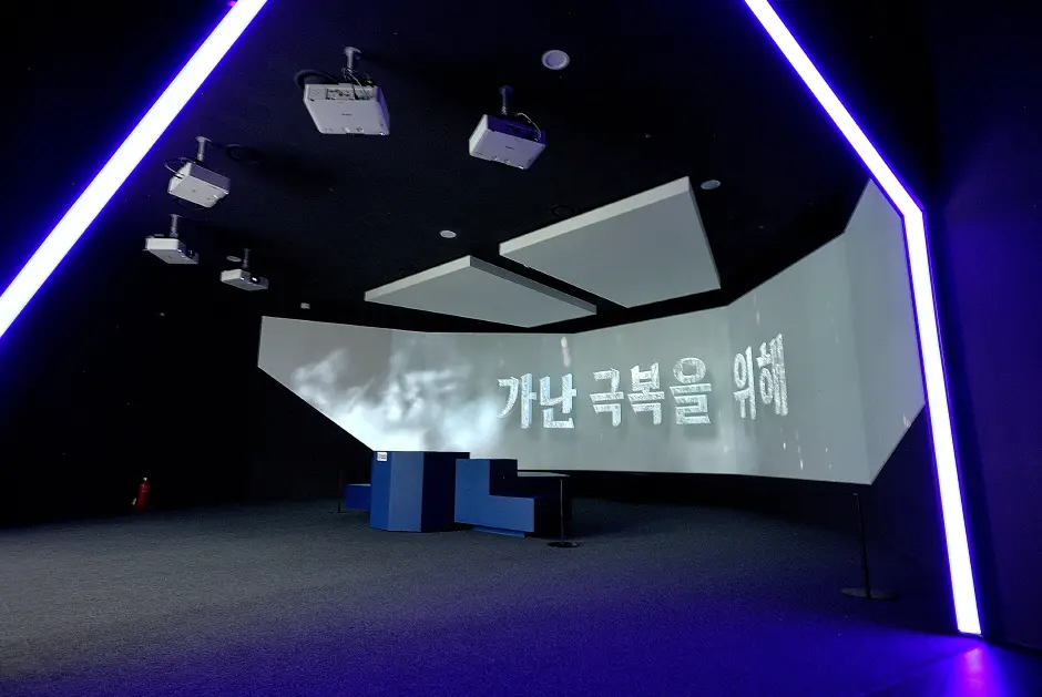 copy - 박정희대통령역사자료관_전시실-1