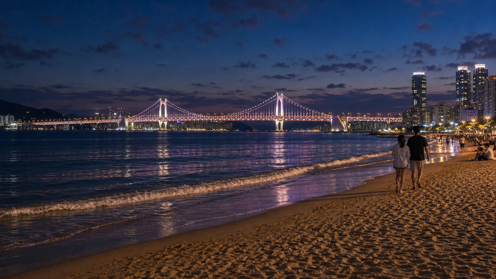 광안리해수욕장과 광안대교 야경을 걷는 여행객