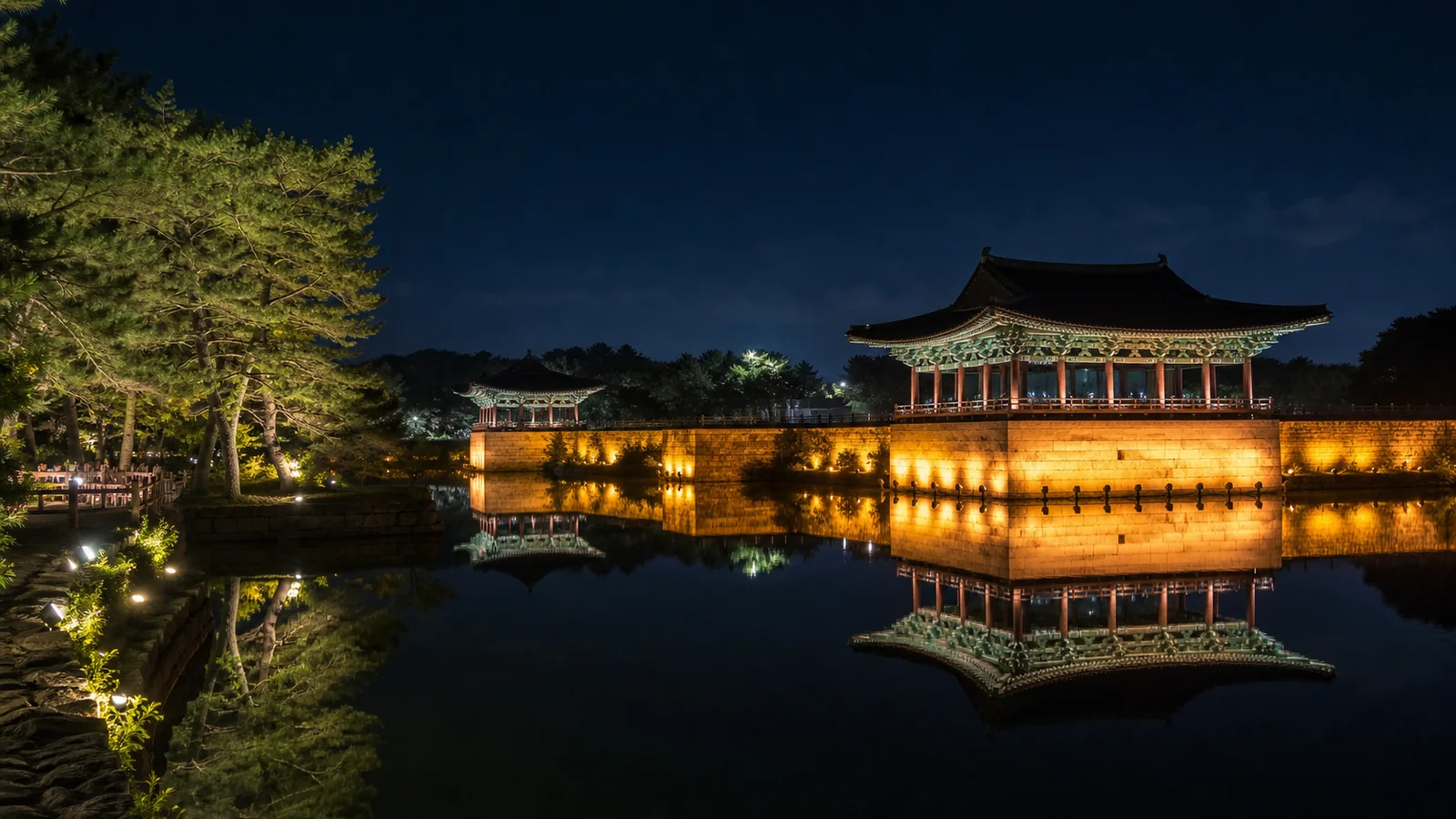 경주 동궁과 월지 야간 반영 풍경