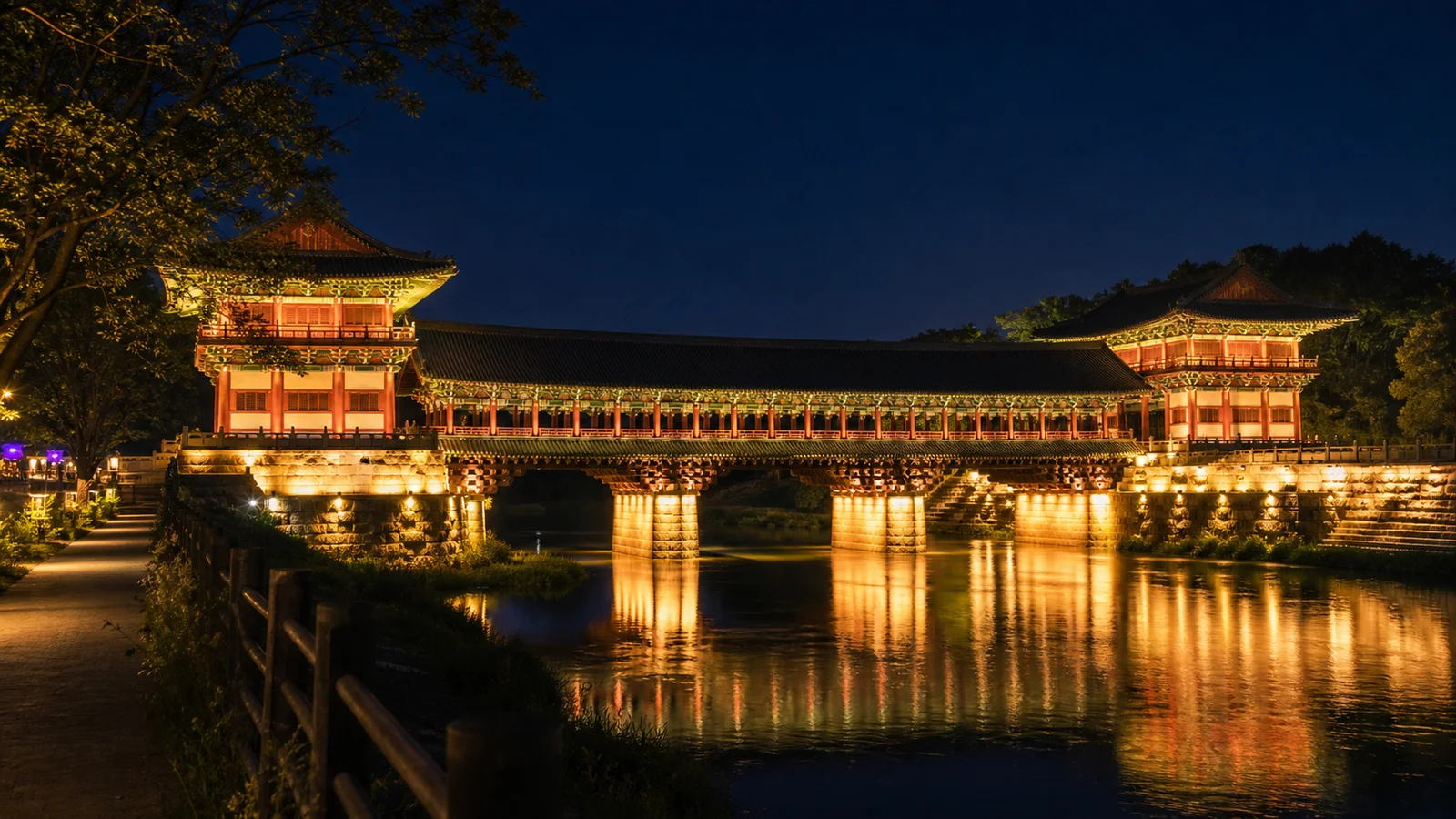 경주 월정교 야경과 물빛 반영