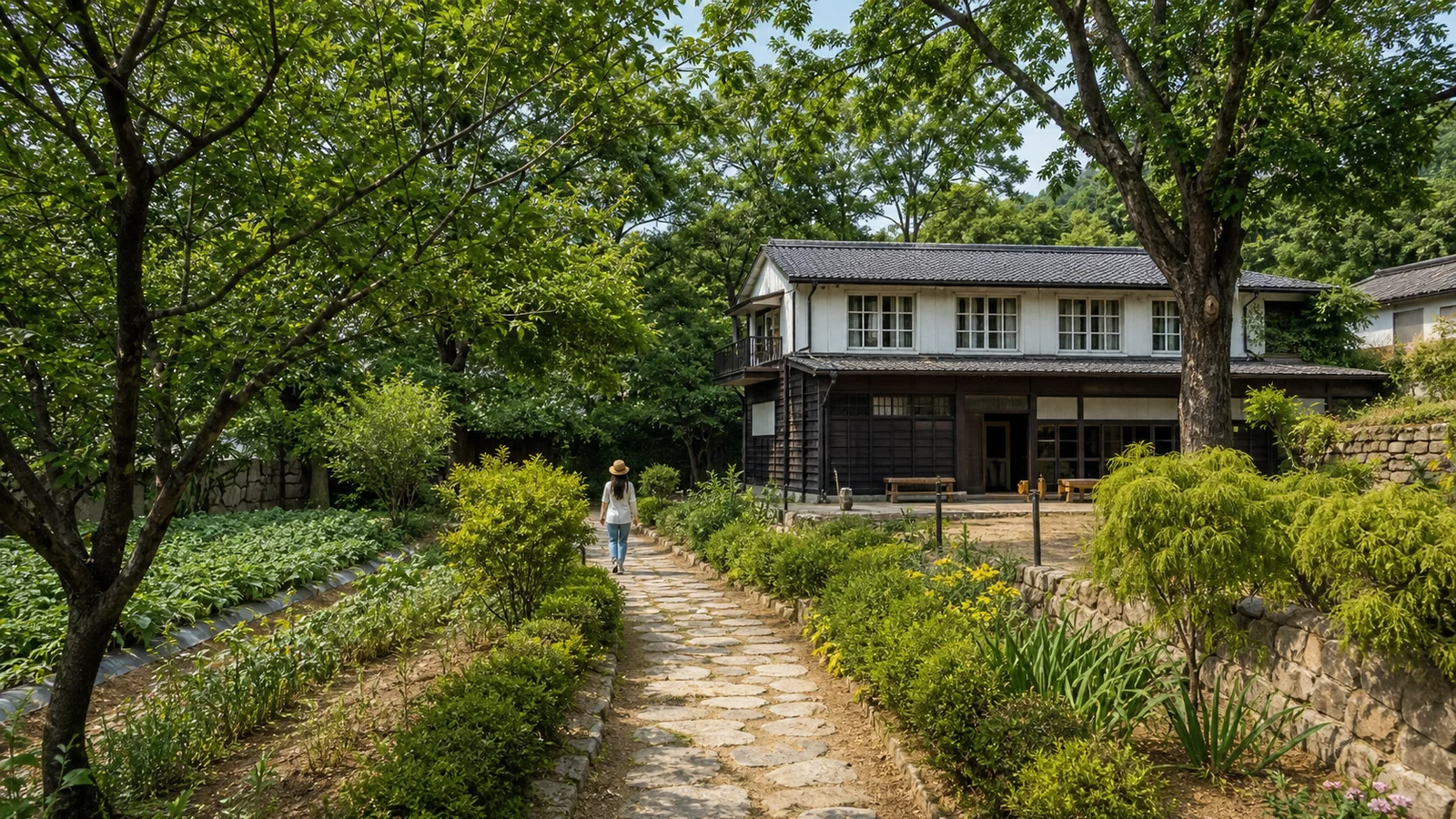 여름 정원길과 옛집 분위기가 보이는 원주 박경리문학공원 산책로