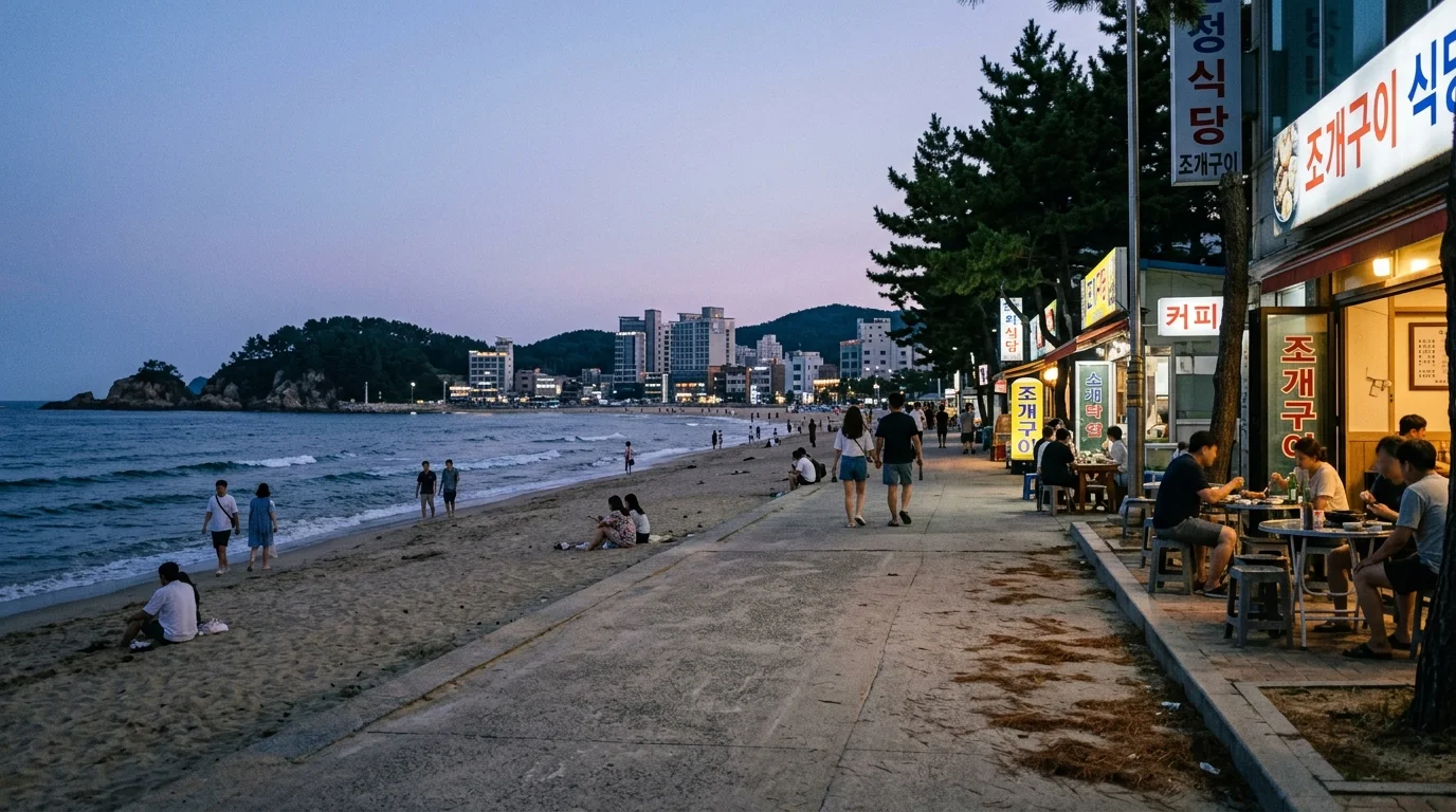 해변 뒤 식사·카페 여름 풍경