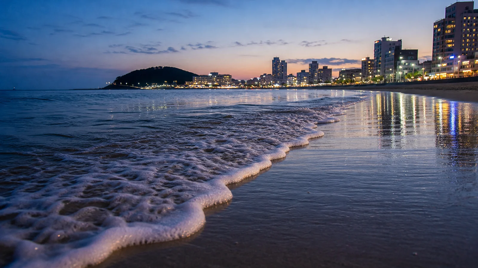 송정해변 밤 파도와 젖은 모래
