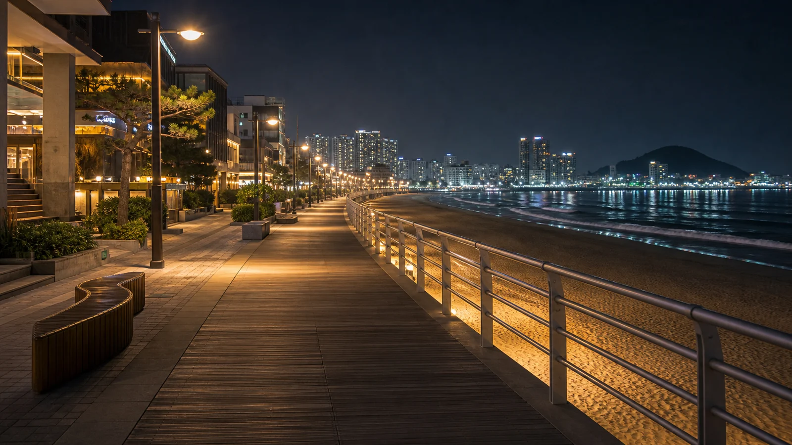 부산 송정해변 야간 산책로와 따뜻한 조명