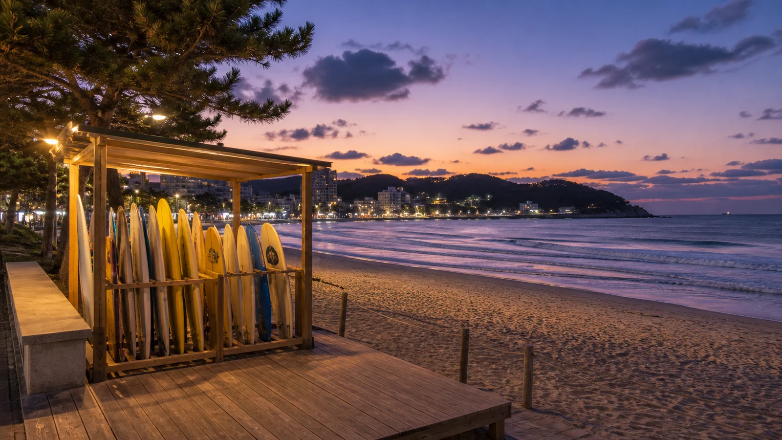 송정해변 밤 서핑 분위기와 빈 서프보드 거치대