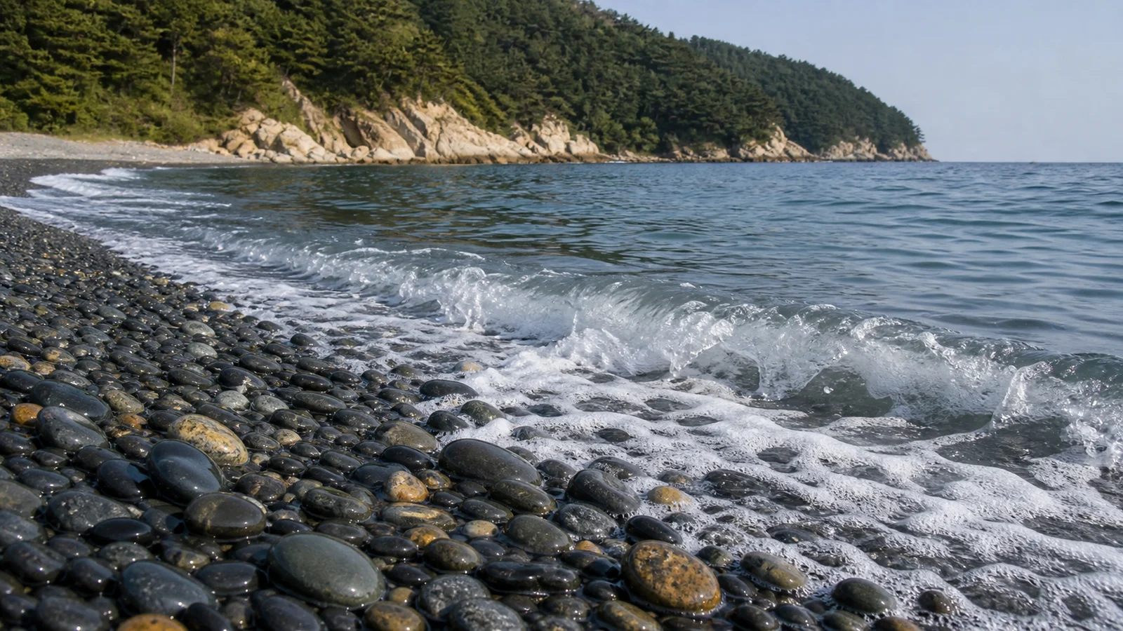 거제 학동몽돌해변 파도와 둥근 몽돌 클로즈업