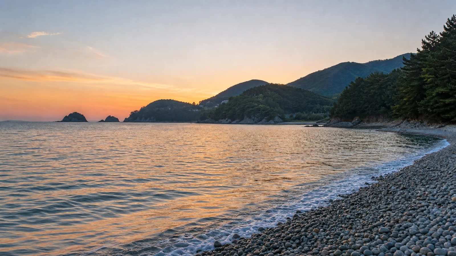 해질녘 거제 학동몽돌해변과 잔잔한 파도
