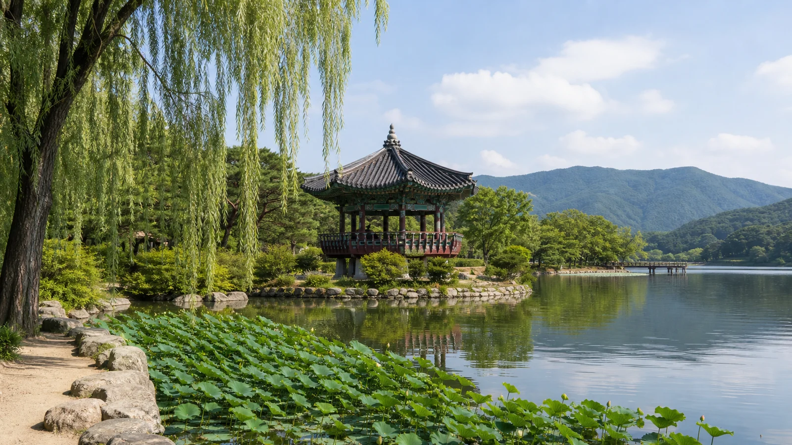 제천 의림지 정자와 잔잔한 호수 풍경