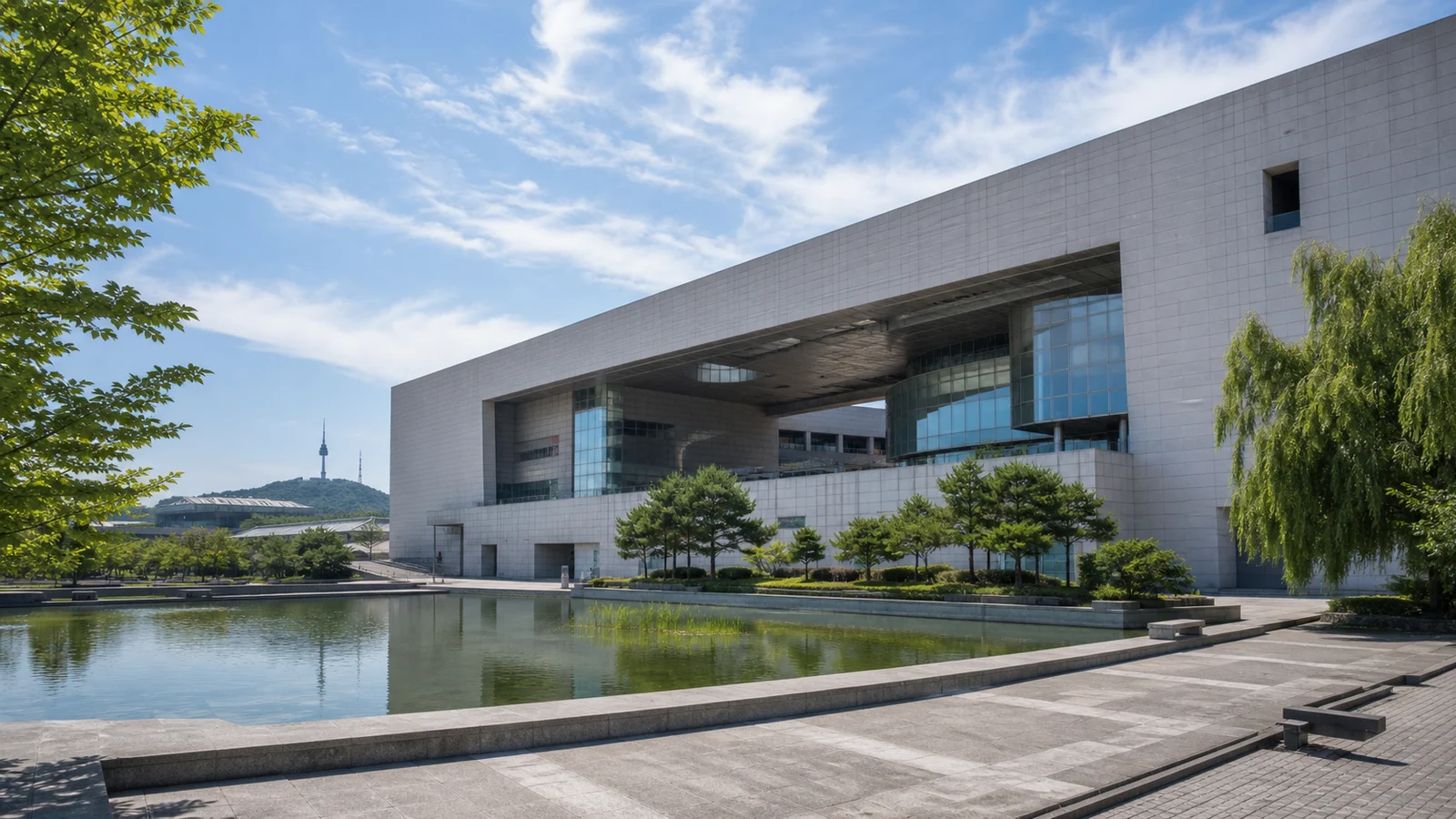 국립중앙박물관 외관과 거울못