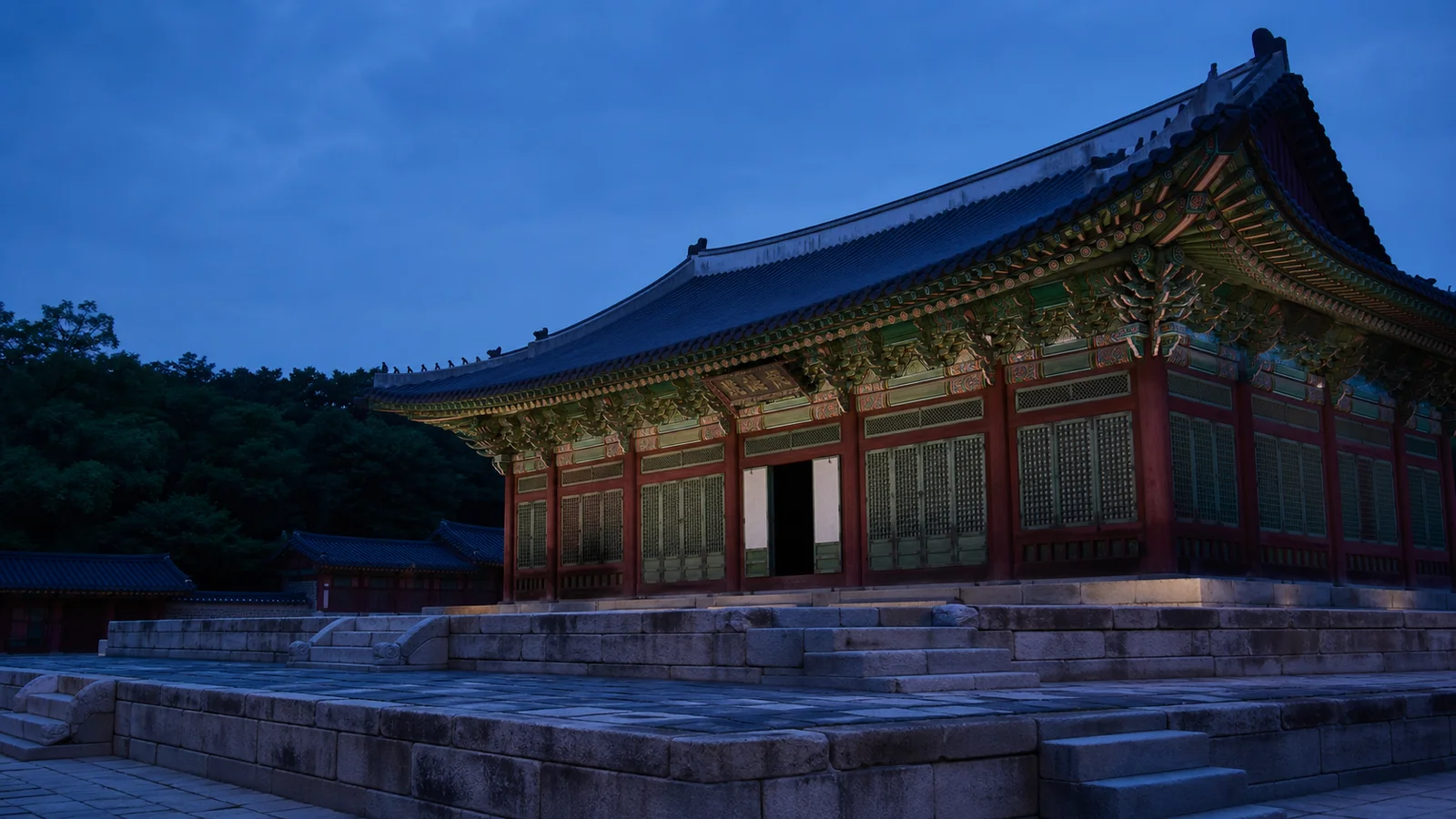 푸른 저녁빛 아래 창경궁 명정전 월대와 처마