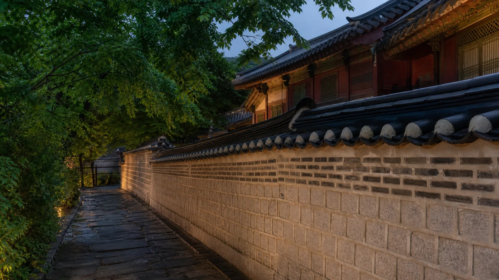 창경궁 통명전 담장과 사람 없는 돌길