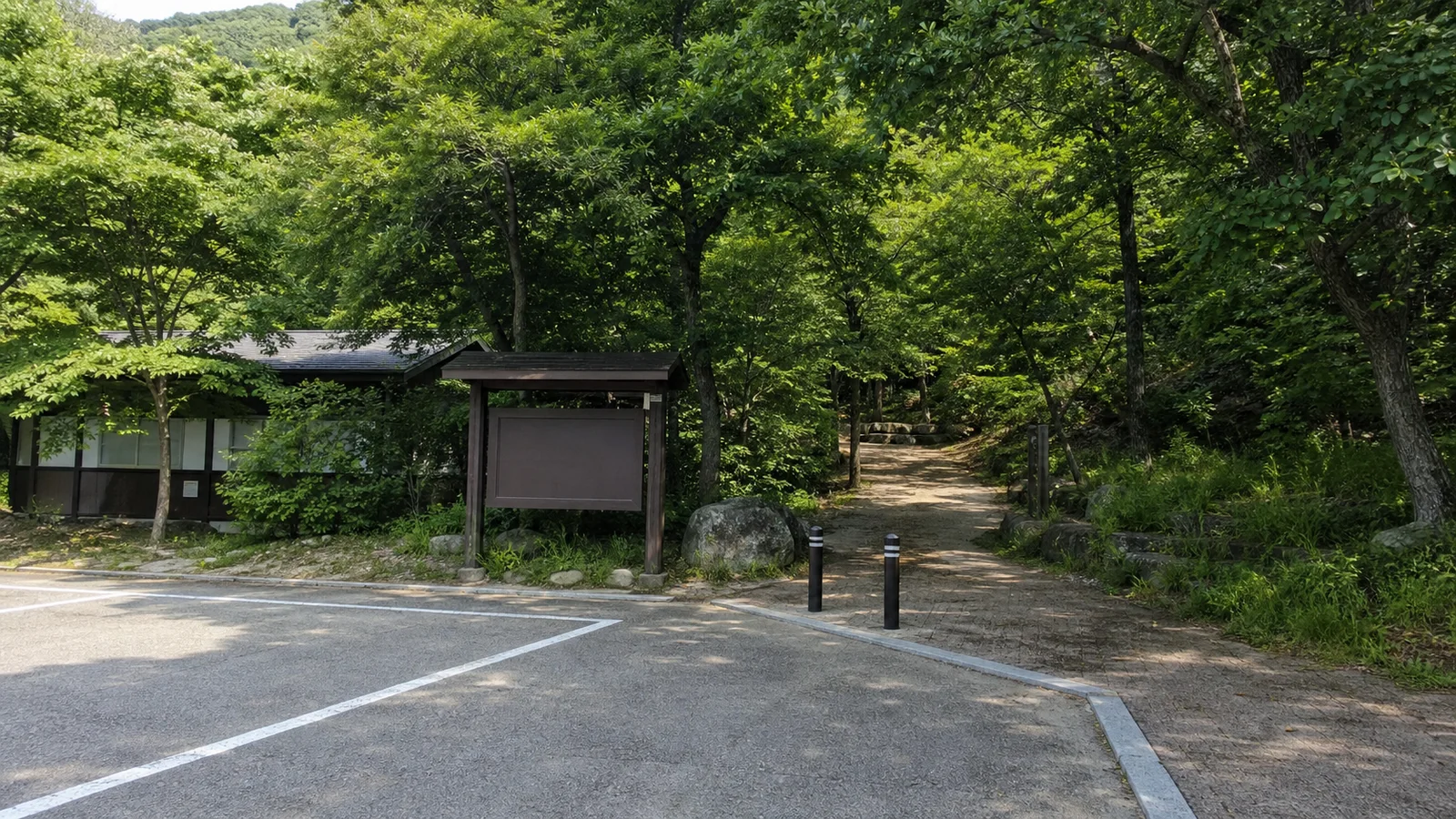 주왕산 상의주차장과 탐방로 입구