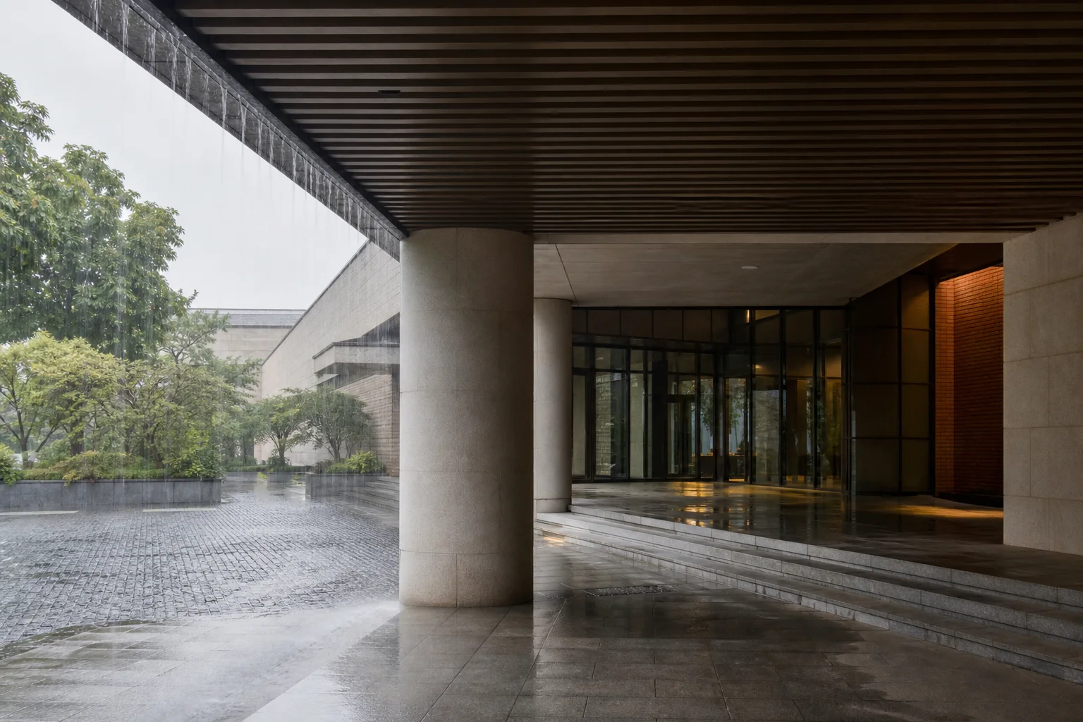 광화문 비 오는 보행 동선과 도심 박물관 외관