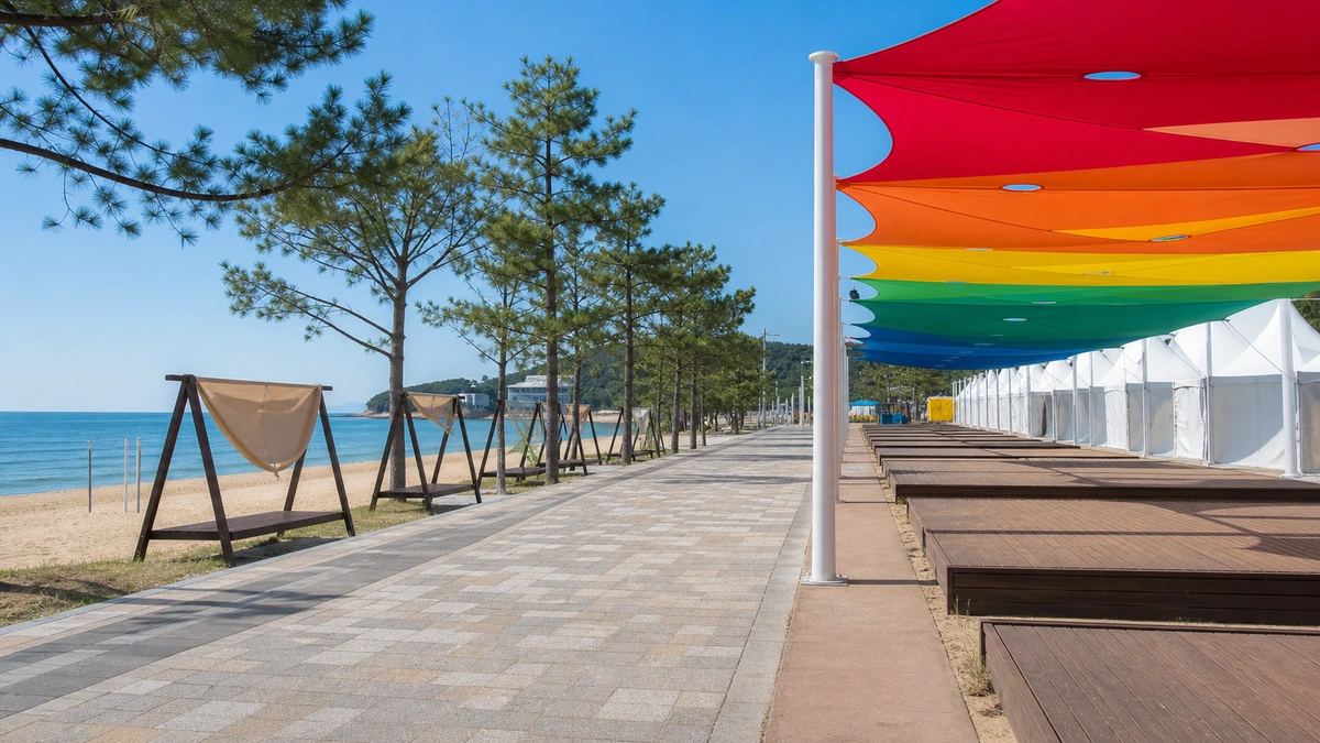 해변가 축제 산책로 풍경