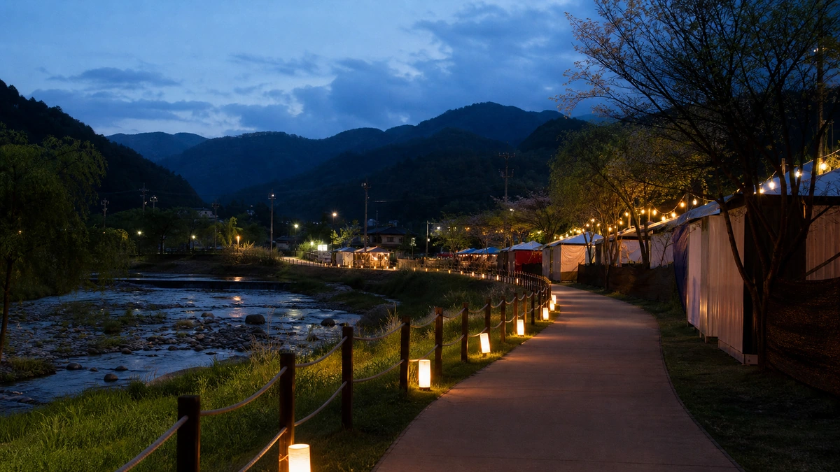 평창 대화면 하천 옆 조명이 켜진 빈 산책로와 저녁 축제 부스