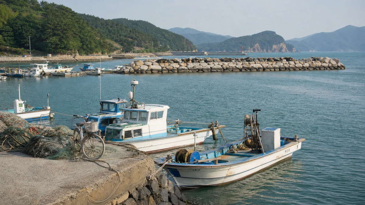 사천 해안의 작은 어항에 정박한 어선과 그물 옆에 놓인 자전거
