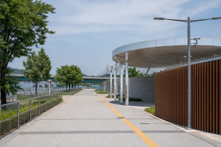 한강공원에서 수영장으로 이어지는 접근 동선