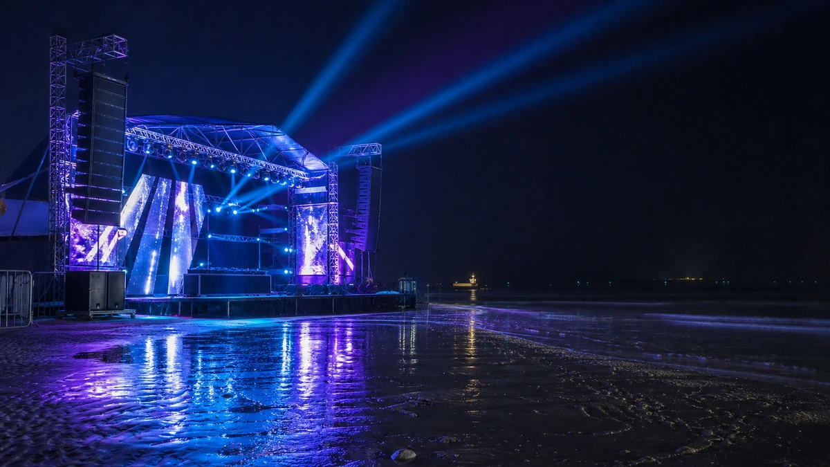 보령 대천해수욕장 밤바다 옆 MUD ON THE BEACH 무대 조명 장면