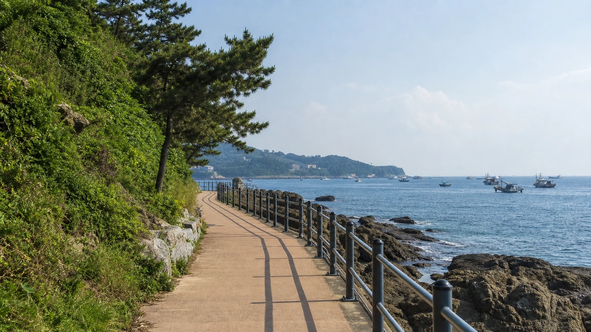 연화리와 대변항 사이 바위 해안을 따라 이어지는 난간 산책길