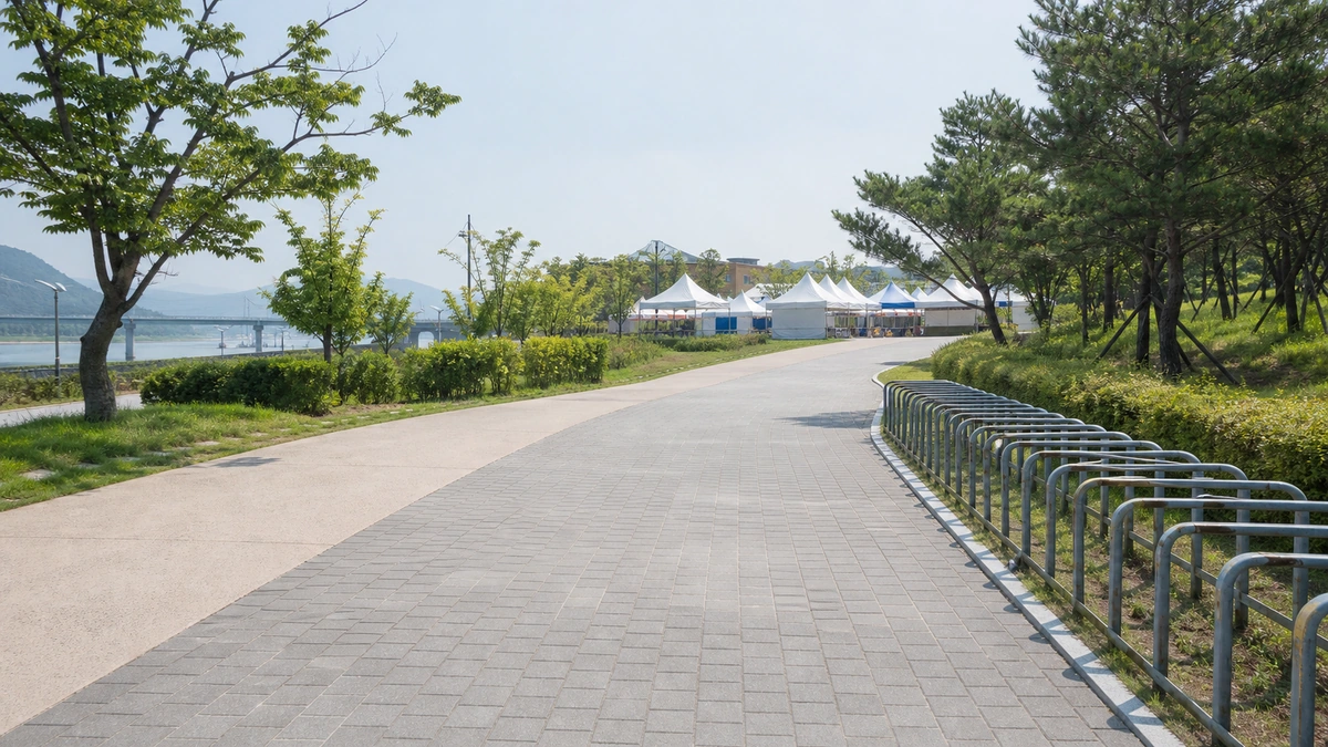 공주 금강신관공원 보행로와 자전거 거치대 너머 바로마켓 천막
