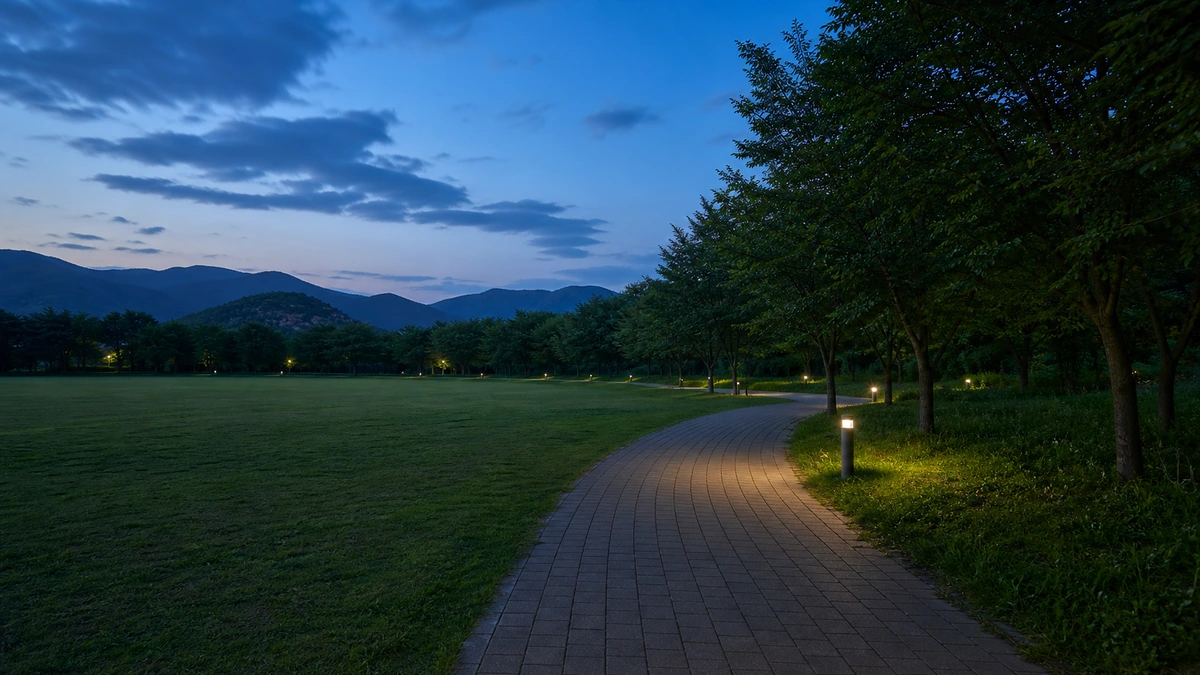 해 질 무렵 조명이 켜진 일자산 잔디광장 산책로