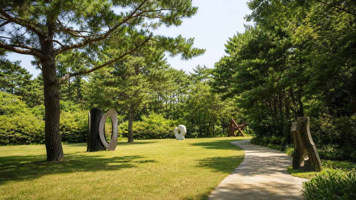 태안 안면도조각공원의 소나무와 잔디 사이 추상 조형물 산책로