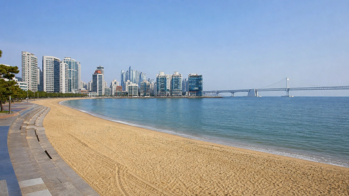 부산 광안리해수욕장 반월형 백사장과 광안대교 여름 전경