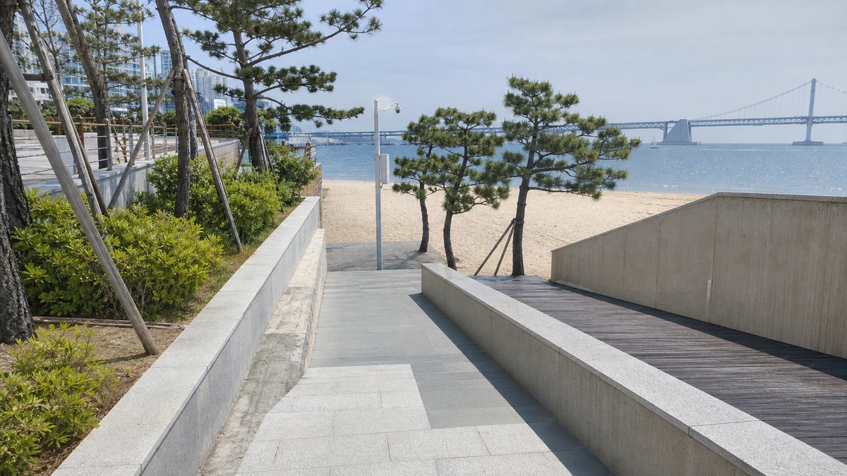 광안리해수욕장 산책로에서 모래사장으로 내려가는 해변 진입로