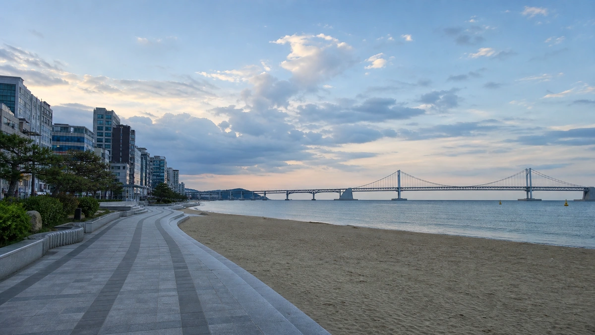 광안리해수욕장 도심 건물과 백사장 사이로 이어지는 해변 산책로