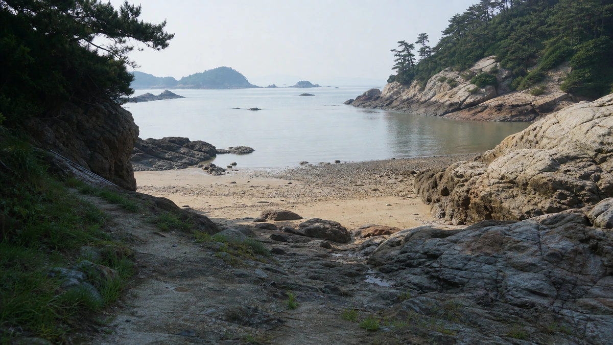 부안 모항해수욕장의 바위 곶 사이 작은 만과 물 빠진 모래사장