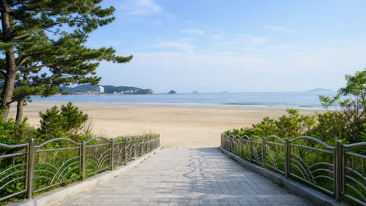보령 대천해수욕장 보행 진입로에서 백사장으로 이어지는 장면