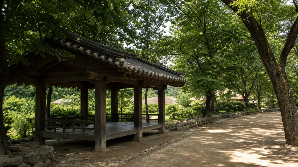 용인 한국민속촌의 넓은 흙길 옆 나무 그늘과 전통형 정자
