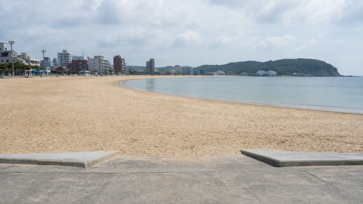 울산 일산해수욕장 산책로에서 모래사장으로 이어지는 평탄한 접근부