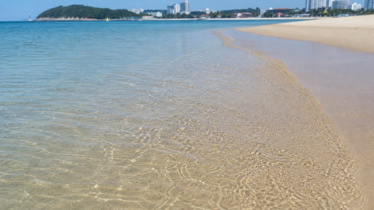 울산 일산해수욕장 고운 모래 위로 잔잔하게 밀려오는 얕은 물결