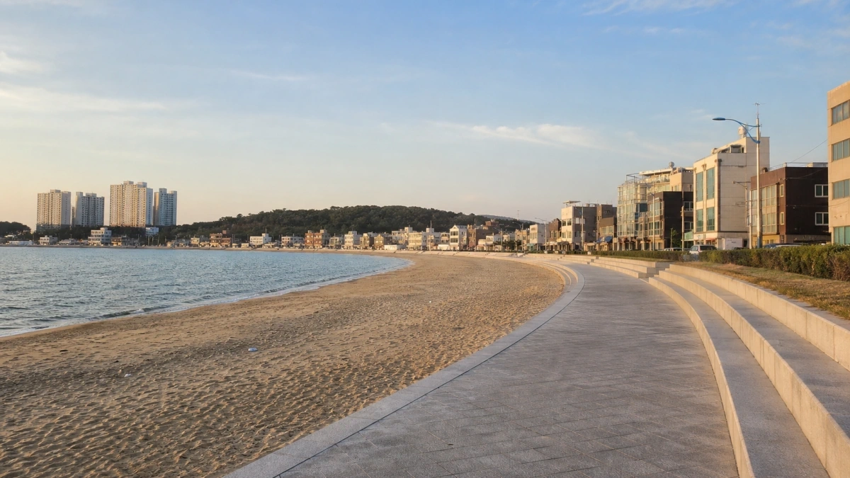 울산 일산해수욕장 모래사장과 도심 건물 사이로 이어지는 해변 산책로