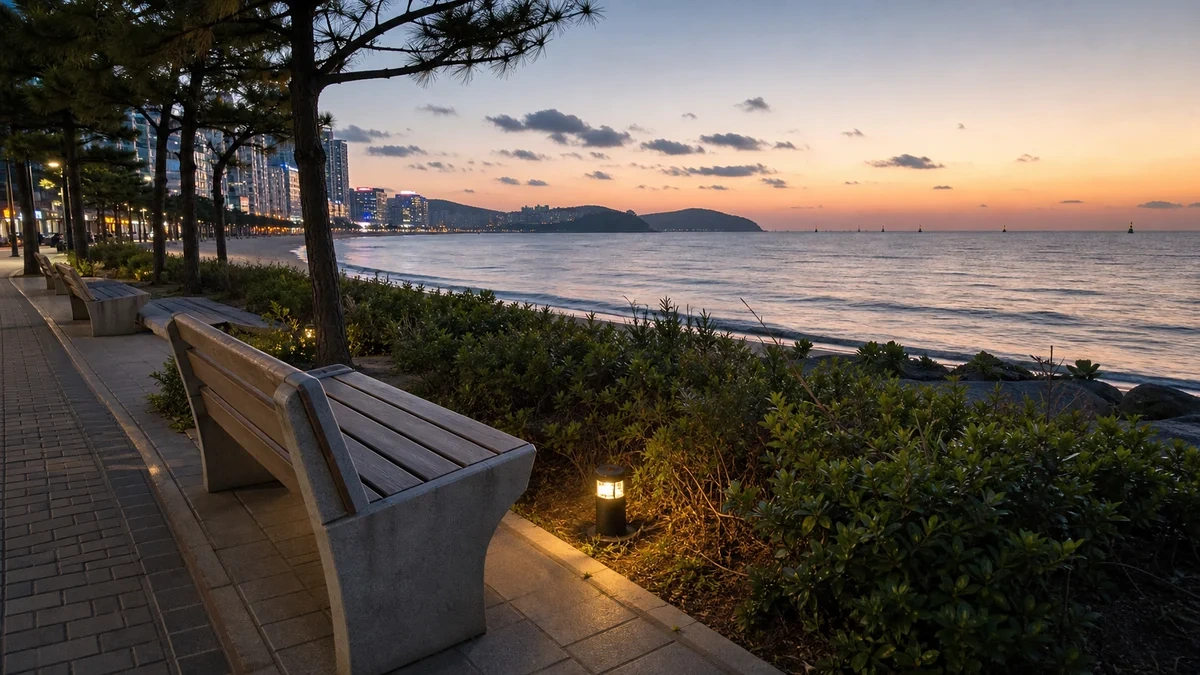 부산 광안리 해변 산책로 옆 휴식 벤치와 바다 풍경