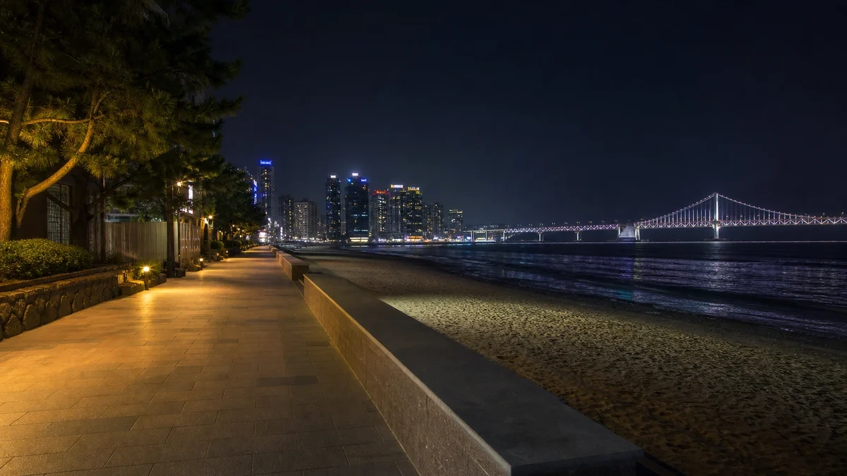 부산 광안리 해변 가장자리의 모래와 바닷물 여름 자연 디테일