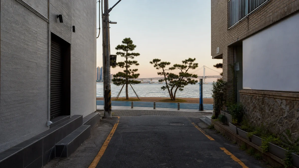 부산 광안리 주거 골목에서 해변 산책로로 이어지는 접근 장면