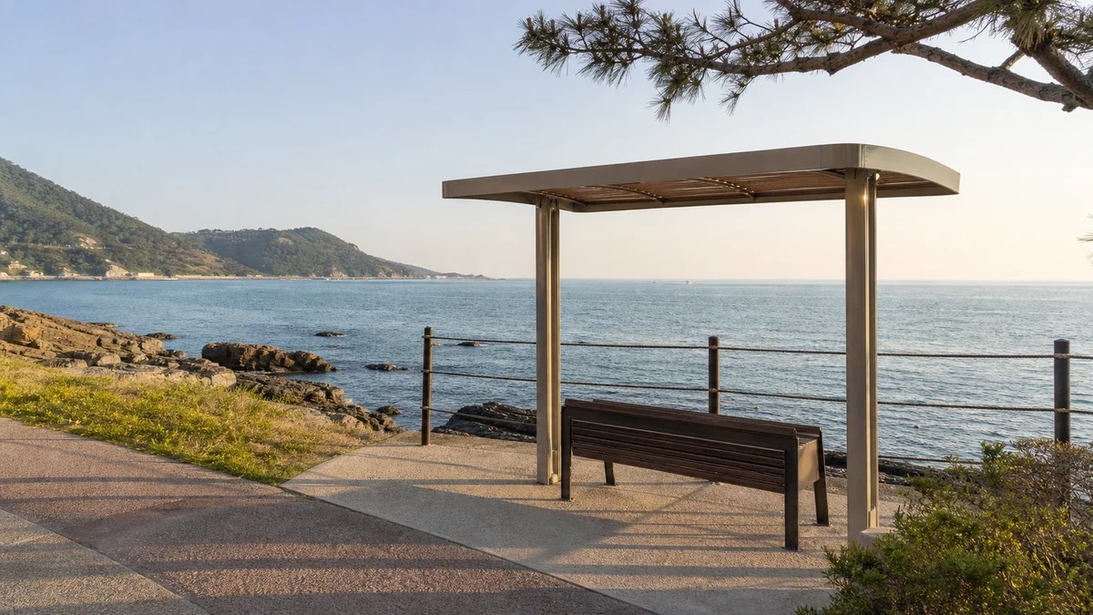 암남공원 해안 산책길의 그늘 쉼터와 바다를 바라보는 휴식 공간