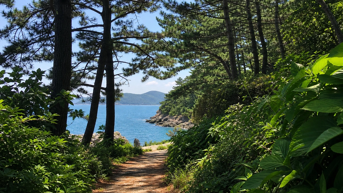 송도해수욕장 해안 소나무 숲 사이로 바다에 닿는 산책로 장면
