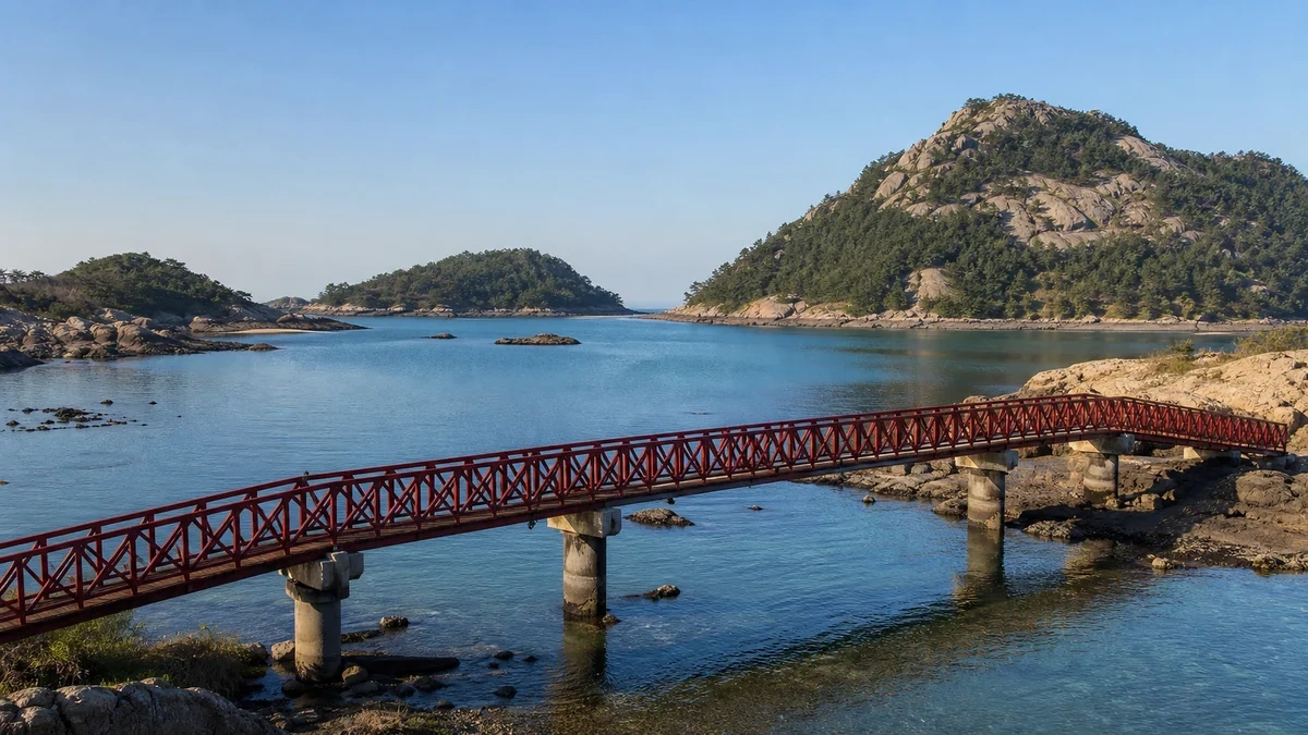 고군산군도 선유도와 장자도 사이 붉은 보행교와 바다 풍경