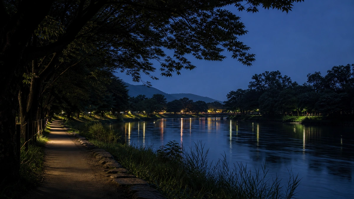 남원 요천변 산책 구간에서 물에 비친 저녁 조명을 바라보는 장면