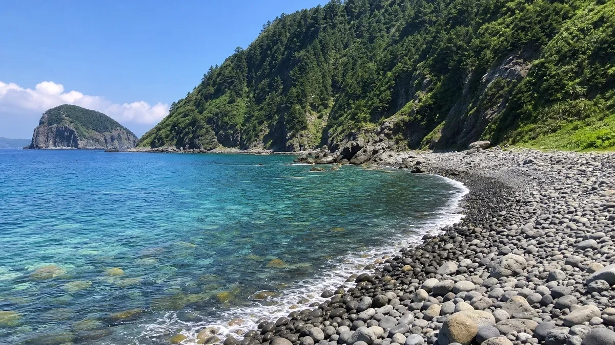 울릉도 내수전몽돌해변의 둥근 검은 몽돌과 투명한 바닷물