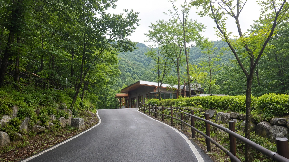 무주 향로산자연휴양림 방문자센터 진입로와 숲속 안내 공간
