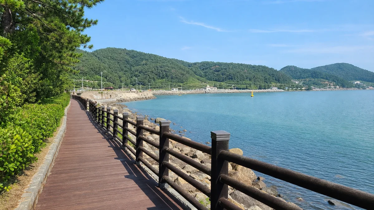 거제 지세포항 수변공원 지세포항 해안 데크와 방파제 접근 동선
