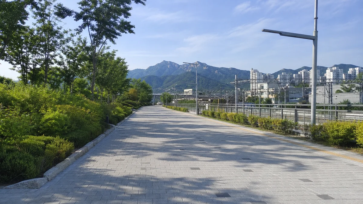 도봉산역에서 서울창포원과 평화문화진지로 이어지는 넓은 보행 접근 동선