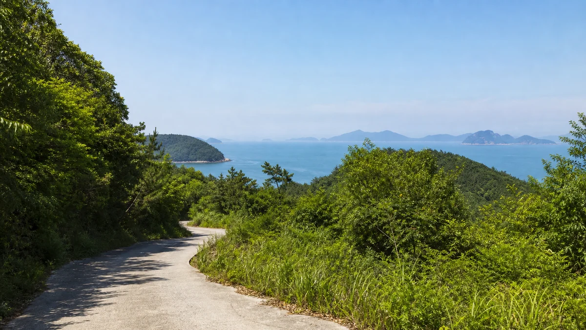 약산 해안 치유의 숲으로 이어지는 해안 접근 도로와 바다