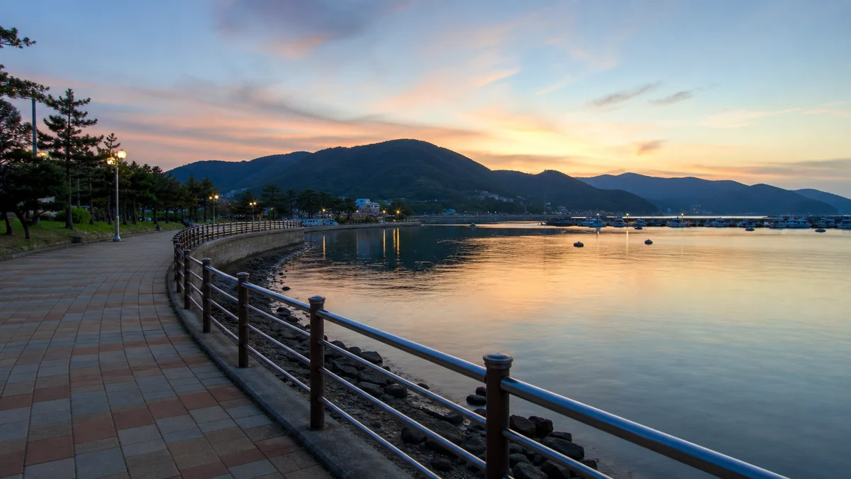 거제 지세포항 수변공원 수변 산책로에서 바라본 여름 저녁빛